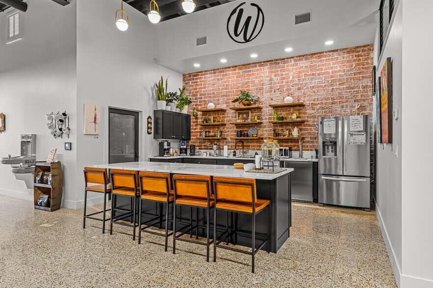 More Photos Of 132 W International Speedway Blvd, Daytona Beach Office For Lease