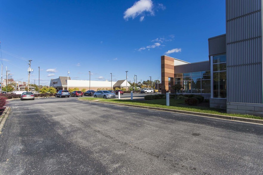 More Photos Of 900 Spring St, Jeffersonville Medical For Lease