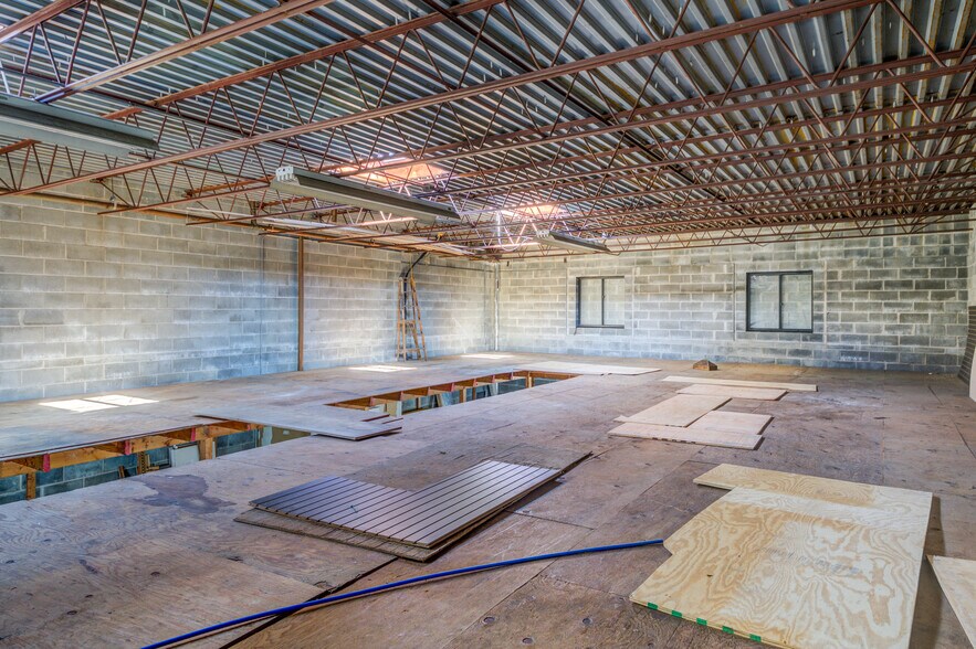 More Photos Of 25 Saint Charles St, Thornwood Distribution For Sale