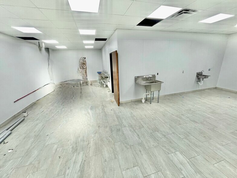 More Photos Of 2211 S Kentucky Ave, Indianapolis Restaurant For Lease