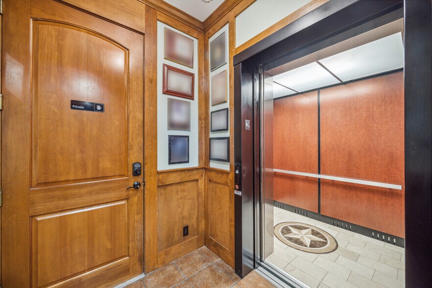 More Photos Of 800 Sawyer St, Houston Office Residential For Sale