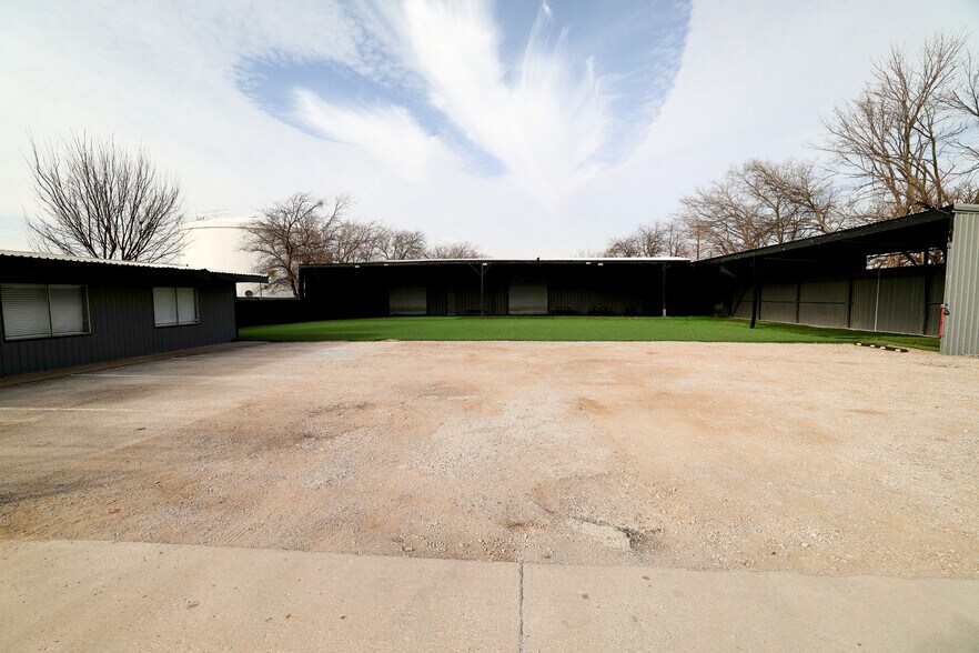 More Photos Of 415 Topeka Ave, Justin Warehouse For Sale