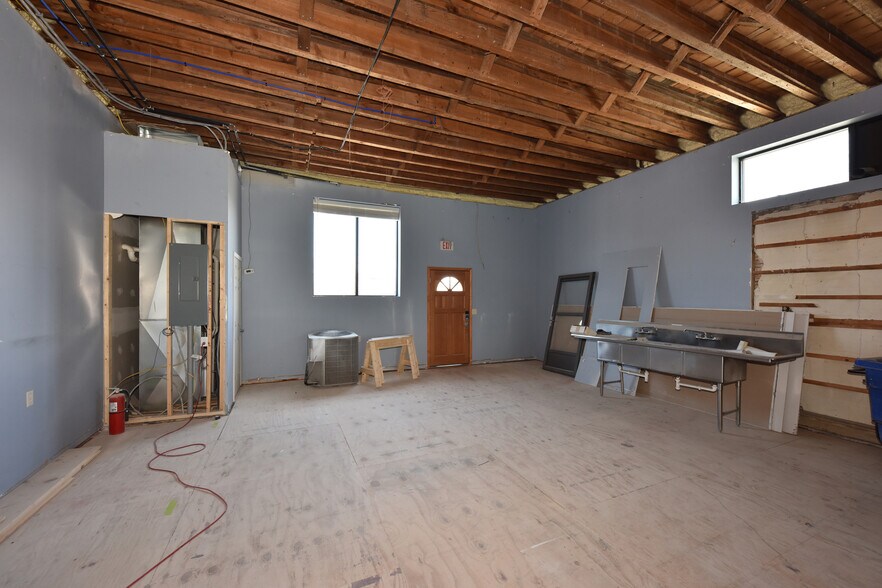 More Photos Of 700 N Wisconsin St, Port Washington Flex For Lease