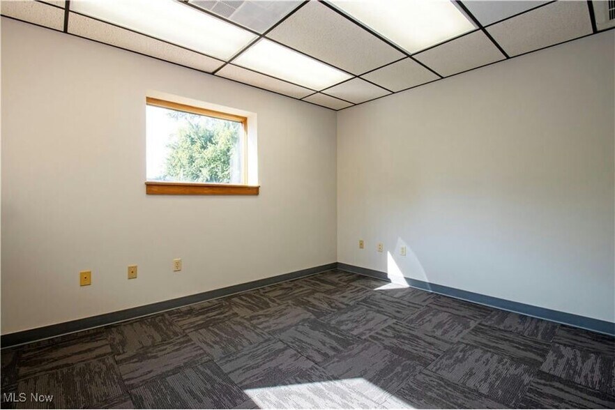 More Photos Of 390 E Wood St, Shreve Flex For Sale