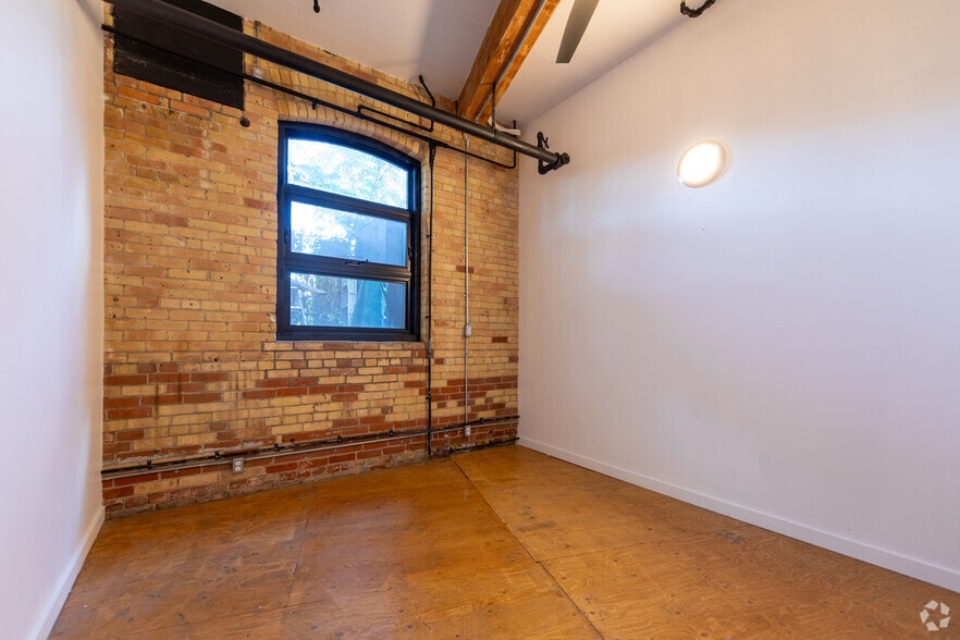 More Photos Of 2480 Dundas St W, Toronto Apartments For Sale