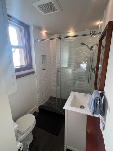 More Photos Of 215 N East Ave, Fayetteville Office For Sale