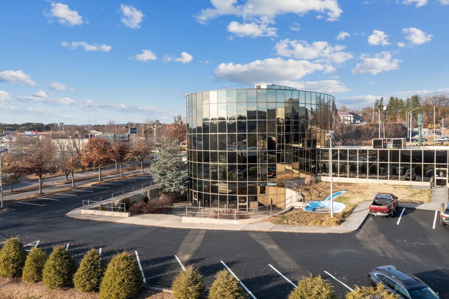 More Photos Of 1989-1999 E Stone Dr, Kingsport Office For Sale