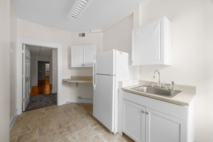 More Photos Of 1312 W Main St, Richmond Office For Lease