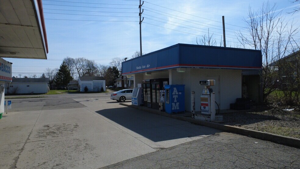 More Photos Of 701 W Memorial Dr, Muncie Service Station For Lease