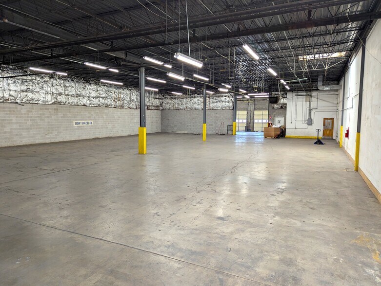 More Photos Of 2021 West St, River Grove Warehouse For Lease