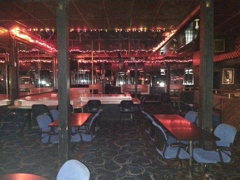 More Photos Of 13109 W 8 Mile Rd, Detroit General Retail For Sale