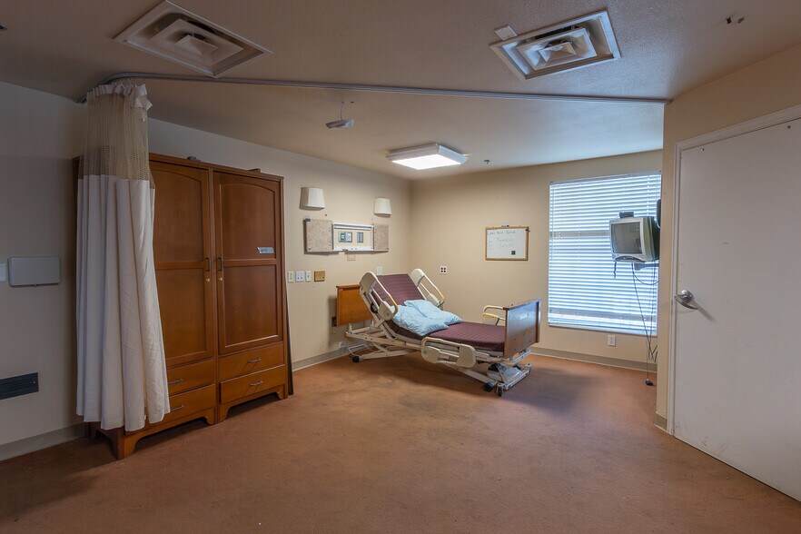 More Photos Of 2815 E Jackson St, Hugo Rehabilitation Center For Sale