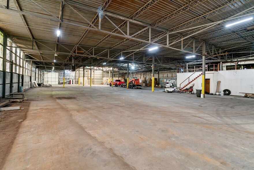 More Photos Of 4000 Memorial Blvd, Springfield Freestanding For Sale