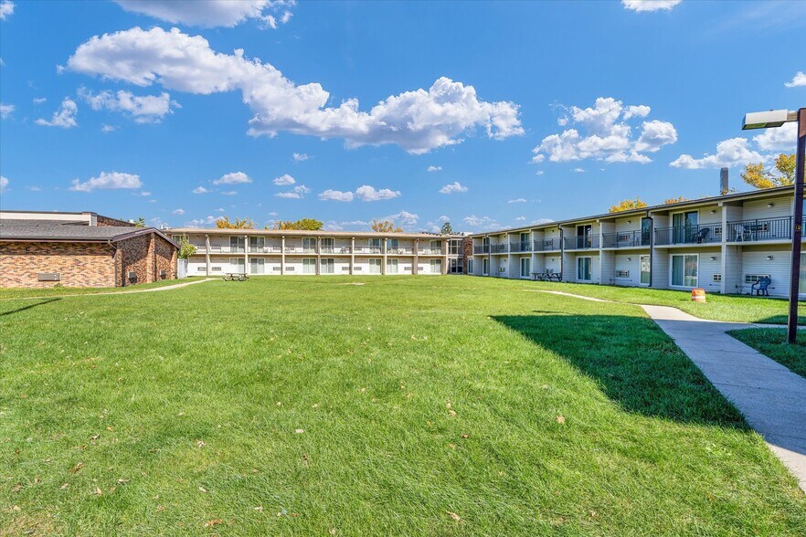 More Photos Of 1907 N Cunningham Ave, Urbana Hotel For Sale