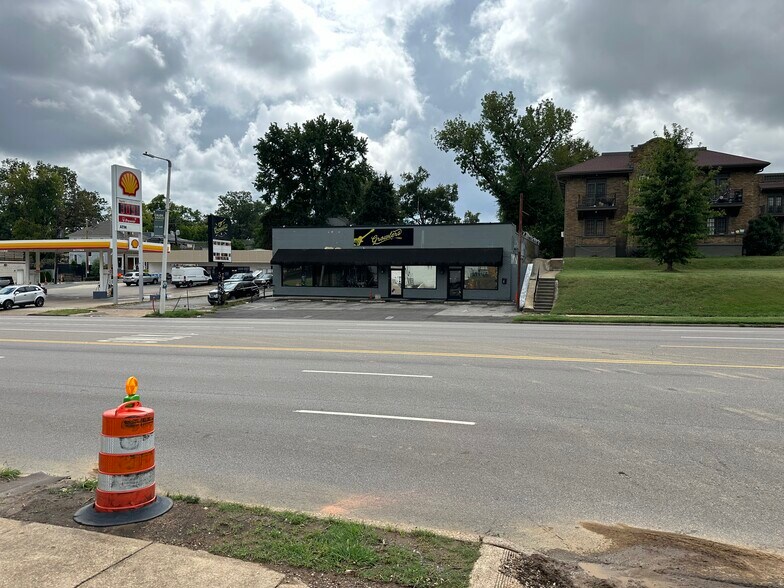 More Photos Of 1909-1913 Poplar Ave, Memphis Storefront For Sale