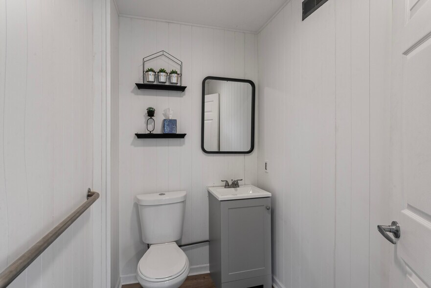 More Photos Of 4188 Fenton Rd, Flint Storefront Retail Office For Sale