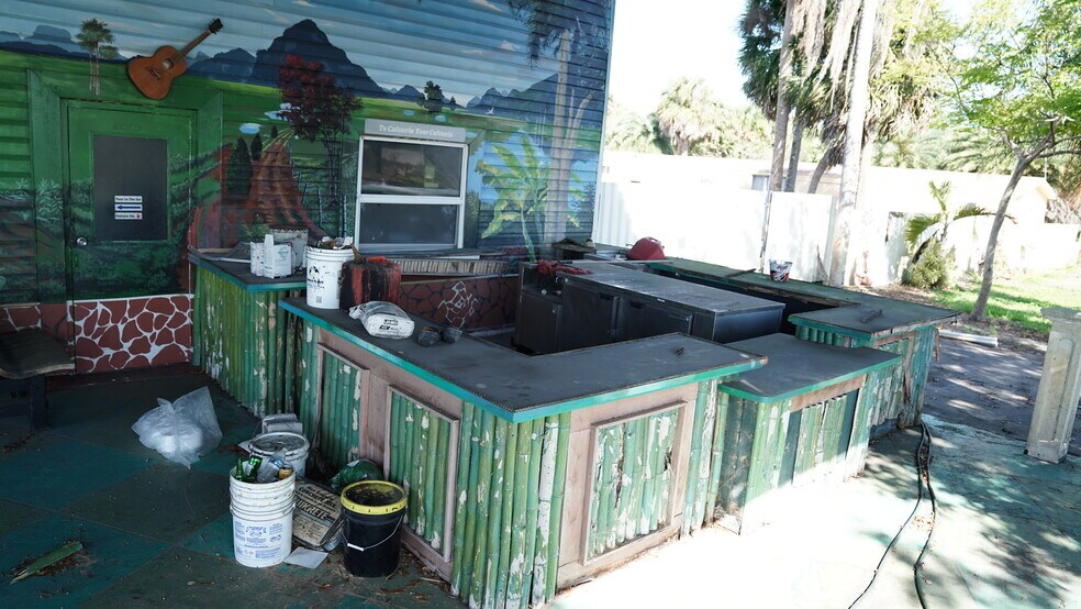 More Photos Of 9891-9915 W US HWY 27, Clewiston Flex For Sale