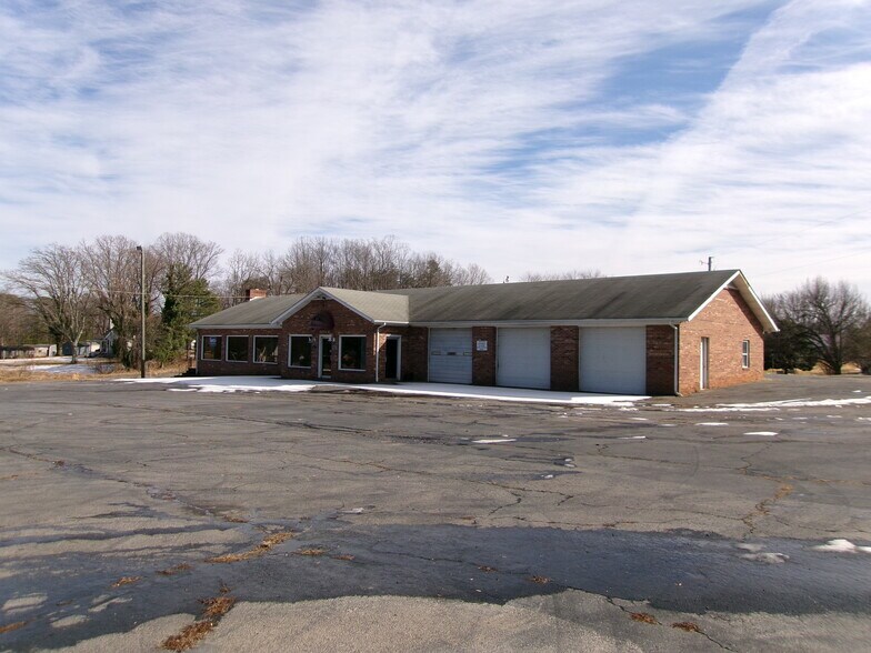 Primary Photo Of 8655 Fairystone Park Hwy, Bassett Auto Repair For Sale