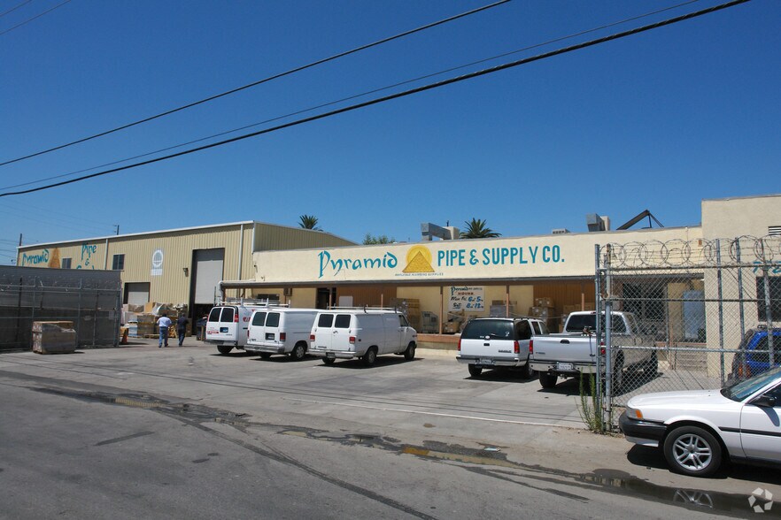 More Photos Of 7423 Deering Ave, Canoga Park Warehouse For Lease