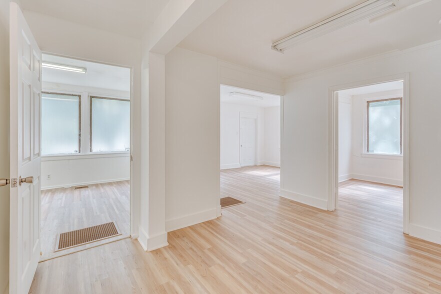 More Photos Of 1401 Spring Hill Ave, Mobile Medical For Sale