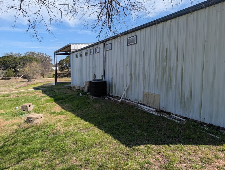 More Photos Of 843 Sundown Dr, Woodway Industrial For Lease