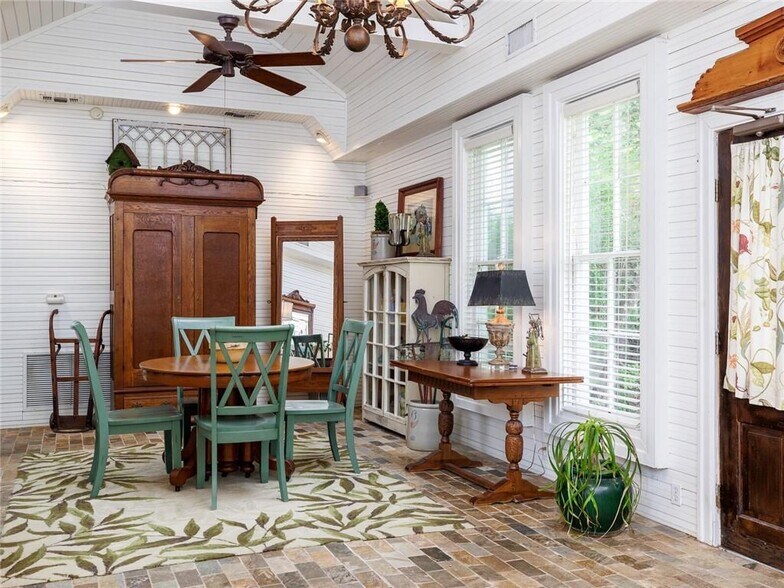 More Photos Of 915 E Cameron Ave, Rockdale Hotel For Sale