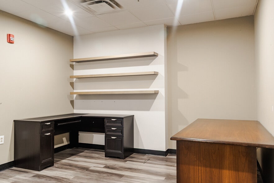 More Photos Of 1707 Alpine Dr, Columbia Storefront Retail Office For Lease