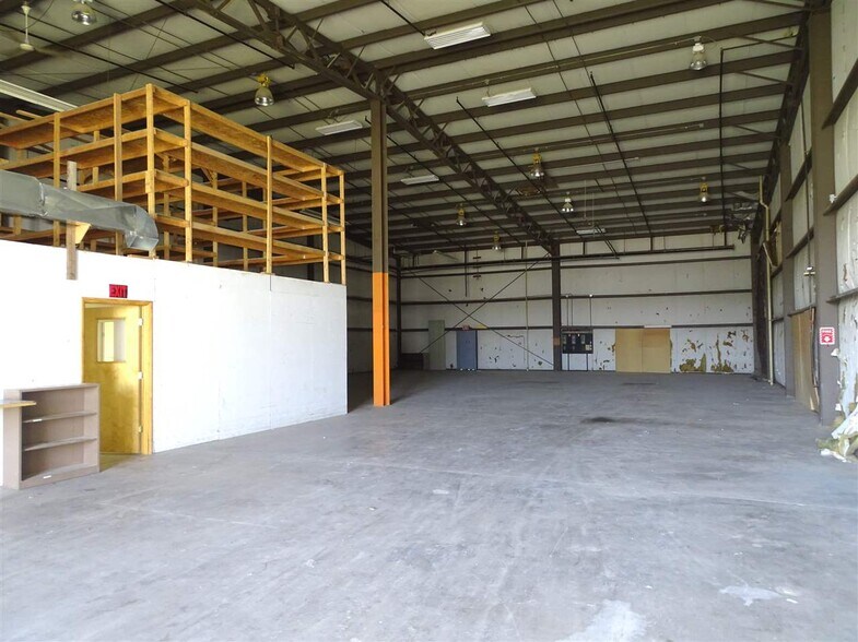 More Photos Of 1406-1414 E Pine St, Midland Warehouse For Lease