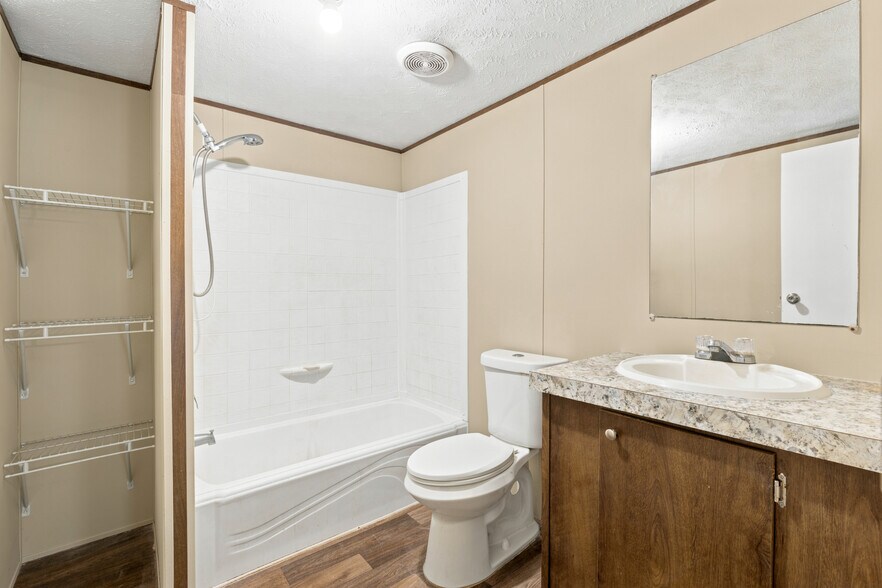 More Photos Of 7362 Washington Ave, Montgomery Flex For Sale