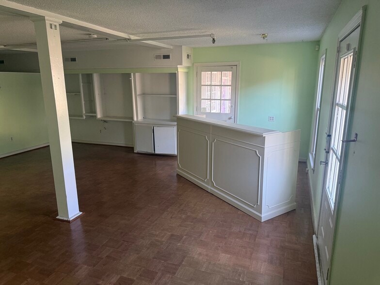 More Photos Of 217 Lucas St, Mount Pleasant Storefront Retail Office For Lease