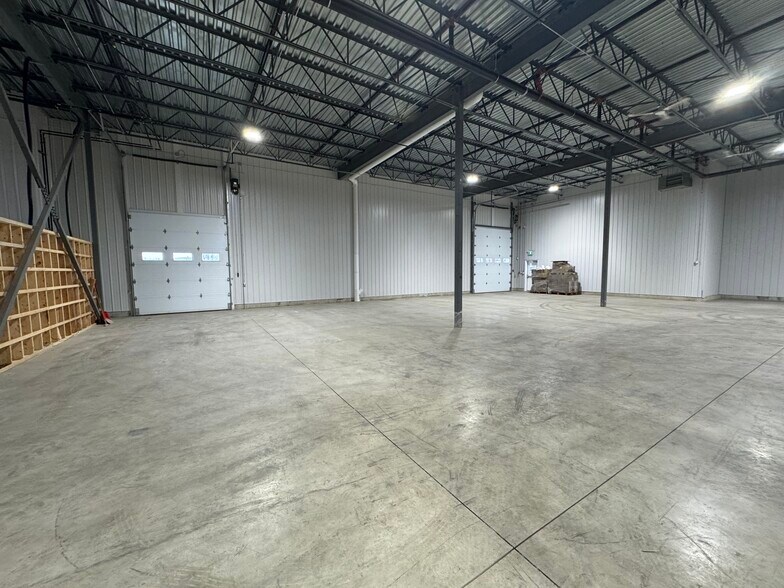 More Photos Of 171 Av Dalcourt, Louiseville Warehouse For Lease
