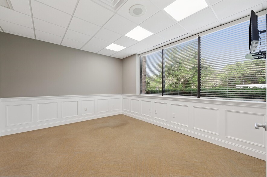 More Photos Of 300 Pantigo Pl, East Hampton Office Residential For Lease