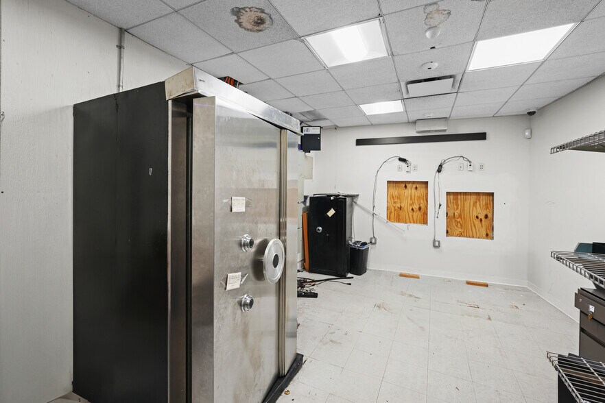 More Photos Of 7809 Metropolitan Ave, Middle Village Bank For Lease