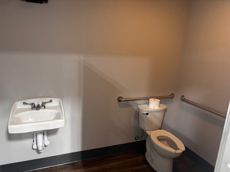 More Photos Of 1401 Amy Ln, Franklin Showroom For Lease