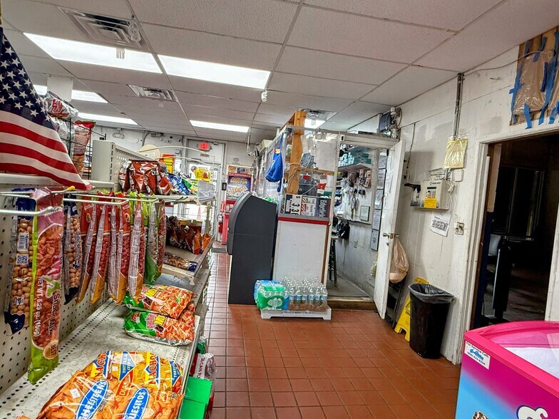 More Photos Of 4389 University Blvd S, Jacksonville Service Station For Sale