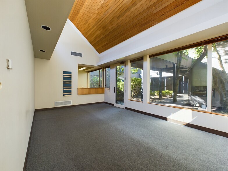 More Photos Of 545 SE Oak St, Hillsboro Medical For Sale