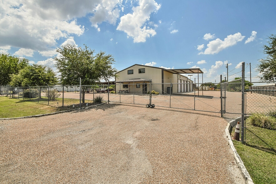 More Photos Of 202 Daisy Dr, Granbury Manufacturing For Sale