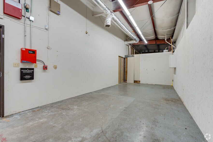 More Photos Of 5252 W Vickery Blvd, Fort Worth Showroom For Lease