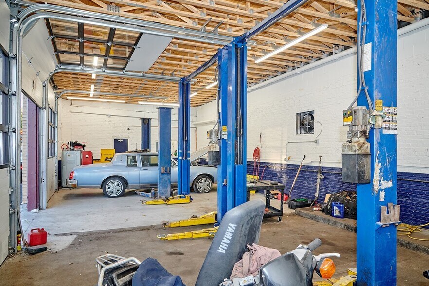 More Photos Of 3800 W Division St, Chicago Auto Salvage Facility For Lease