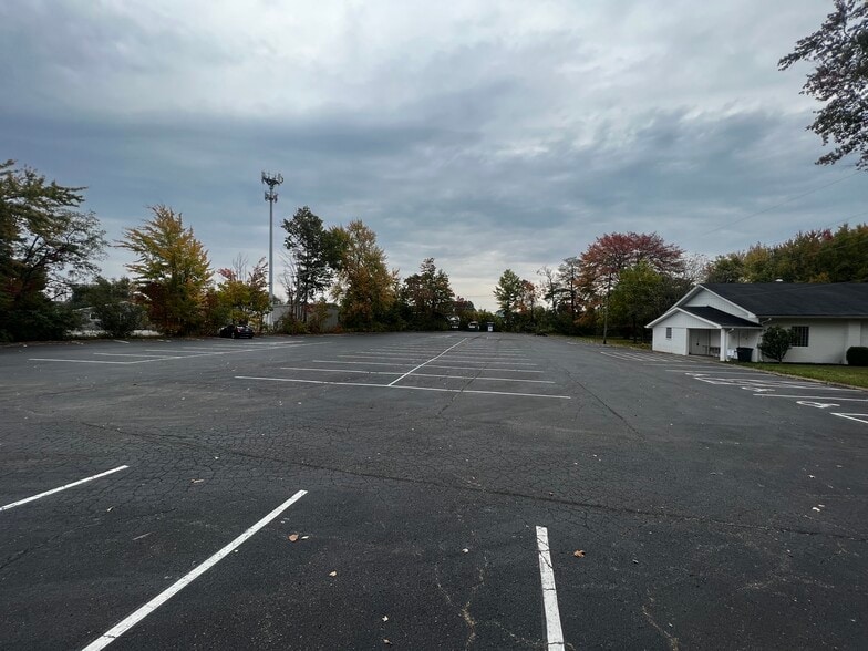 More Photos Of 1075 Ohio Pike, Cincinnati Office For Lease