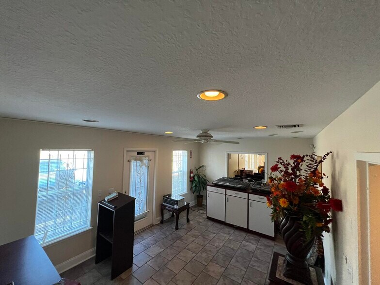 More Photos Of 6310 Blanding Blvd, Jacksonville Showroom For Lease
