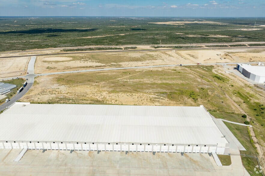 More Photos Of 15409 Fatima Dr, Laredo Industrial For Lease