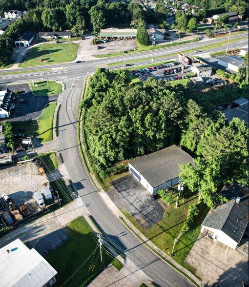 More Photos Of 505 Industrial Dr, Woodstock Mixed Retail For Sale