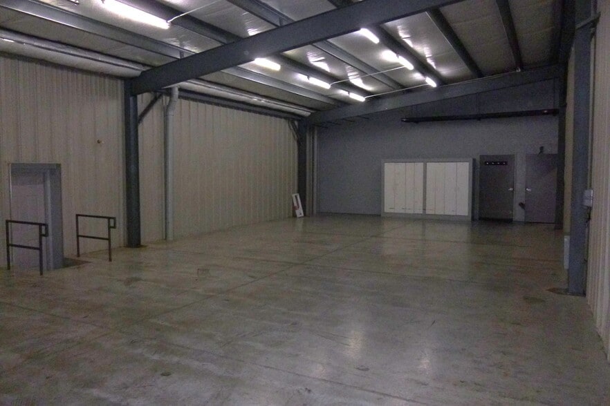 More Photos Of 115 Mary St, Johnson City Flex For Lease