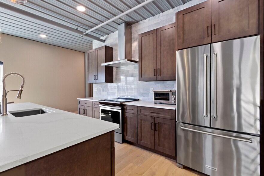 More Photos Of 17745 Motor District Cir, Westfield Showroom For Sale