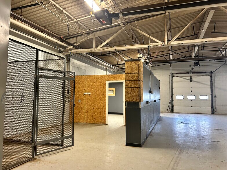 More Photos Of 7878 Gull Rd, Richland Warehouse For Lease