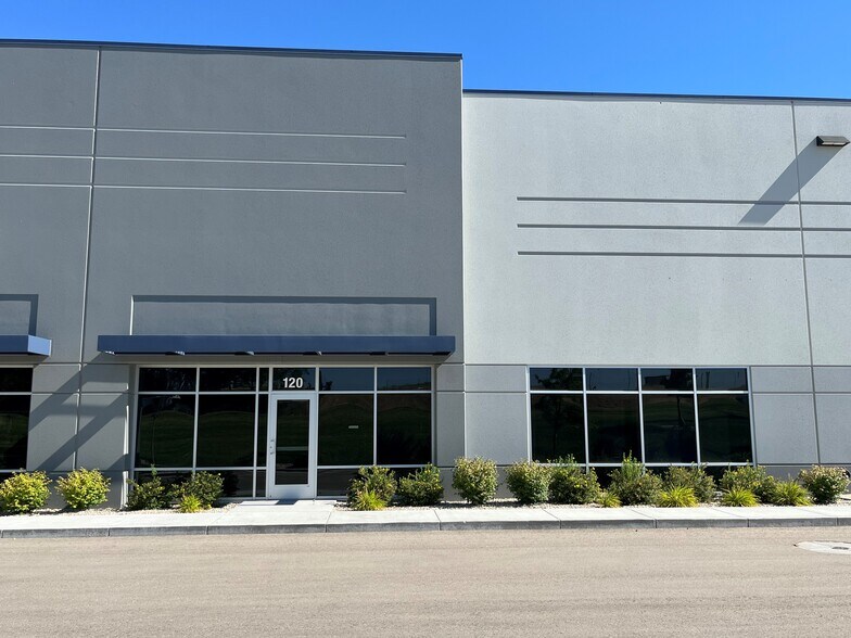 More Photos Of 88 N Touchmark Way, Meridian Showroom For Lease