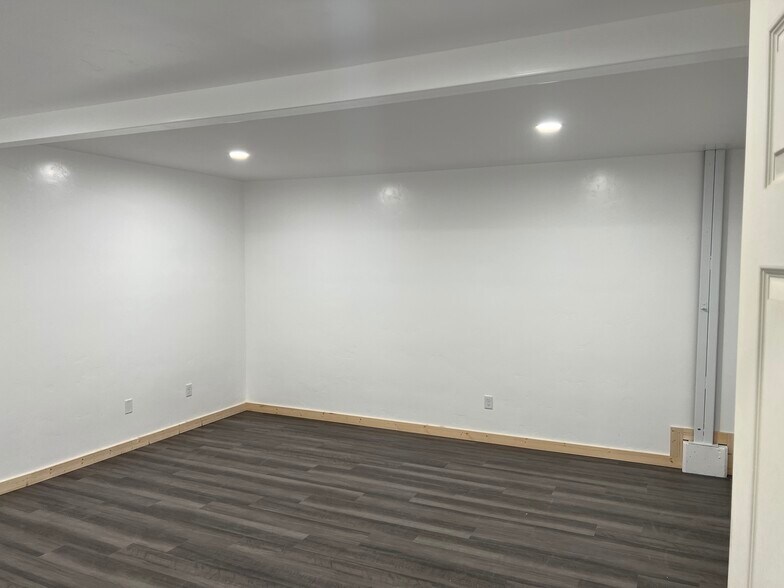More Photos Of 3990 Broadway St, Eureka Showroom For Sale