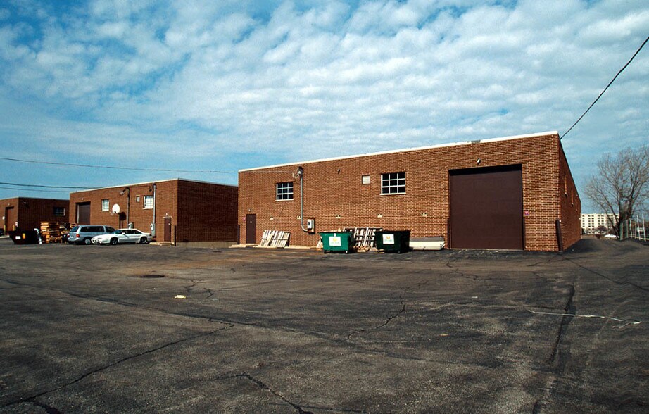 More Photos Of 3451-3453 Commercial Ave, Northbrook Warehouse For Lease