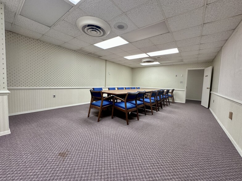 More Photos Of 8 Lester St, Martinsville General Retail For Sale